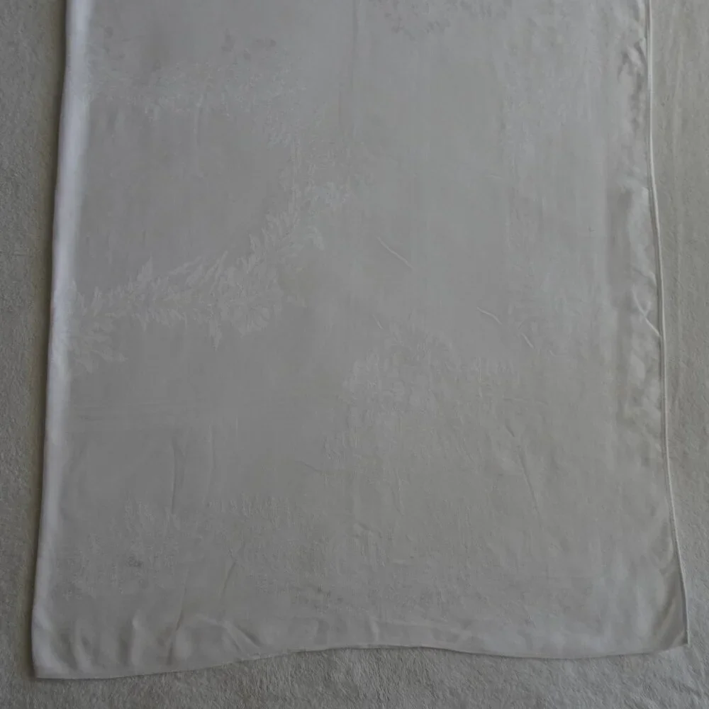 White Damask Linen Hemmed Selvage Tablecloth 68”x 50” Floral Vintage Rectangle